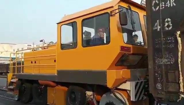 公鐵兩用牽引車施工視頻